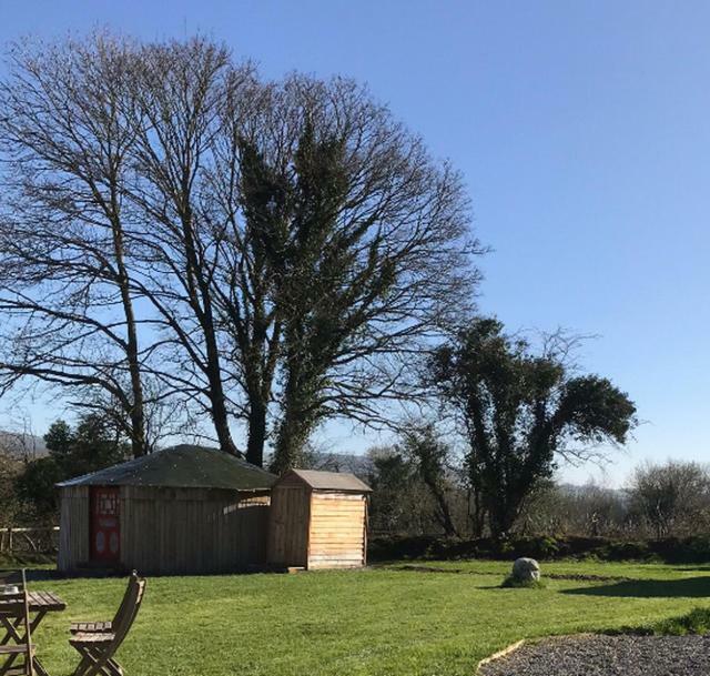 Mcclure Yurt At Carrigeen Glamping كيلكيني المظهر الخارجي الصورة